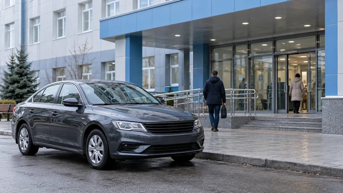 Автомобиль у приёмного отделения больницы