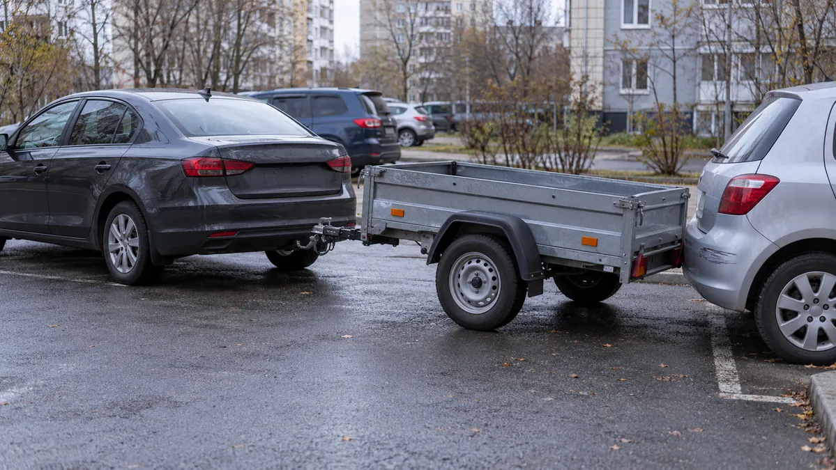 Легковой автомобиль с прицепом после лёгкого касания припаркованной машины